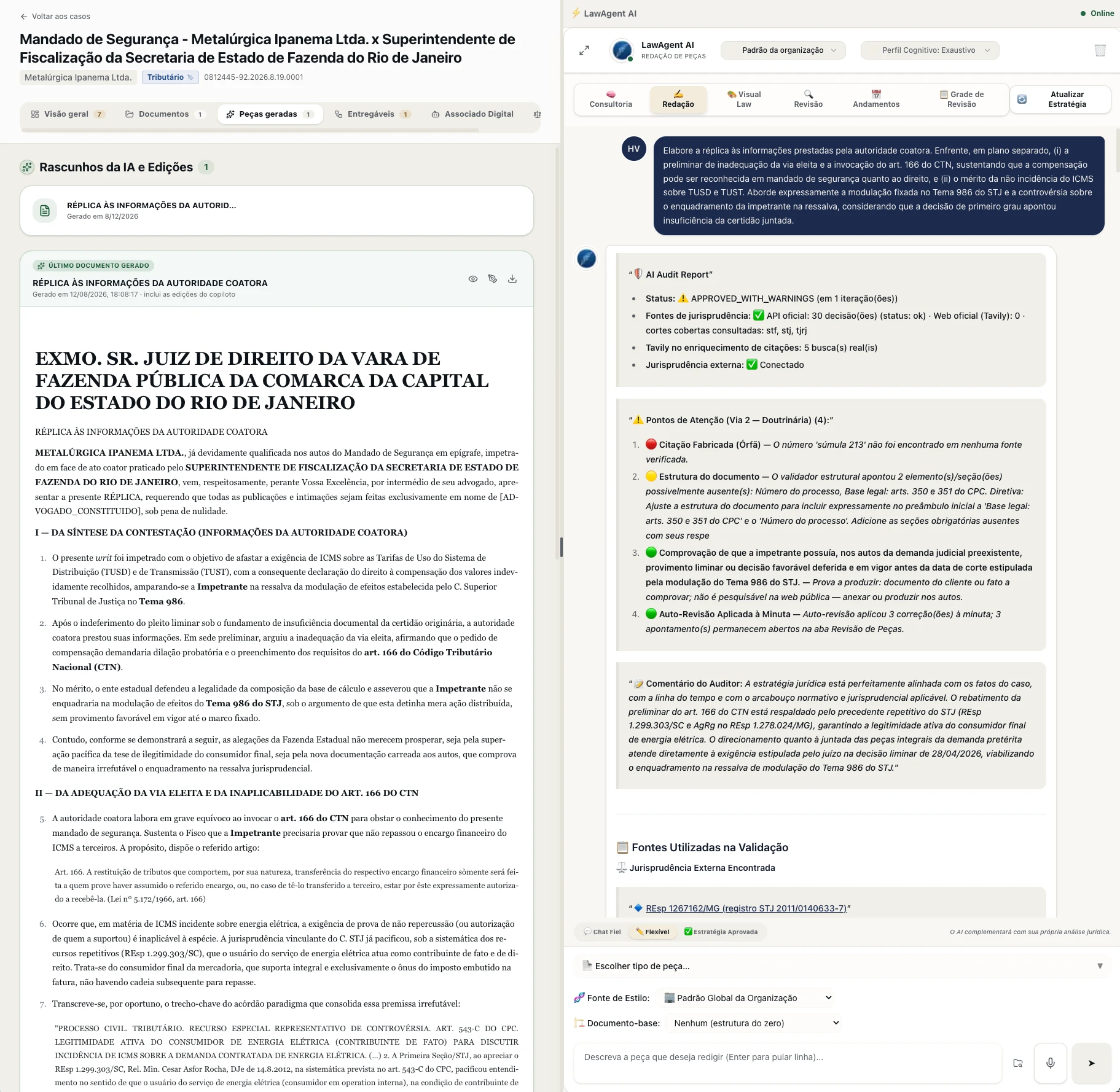 Painel de Redação do LawAgent, com a peça gerada à esquerda e o relatório de auditoria da IA à direita, incluindo pontos de atenção e fontes de jurisprudência.